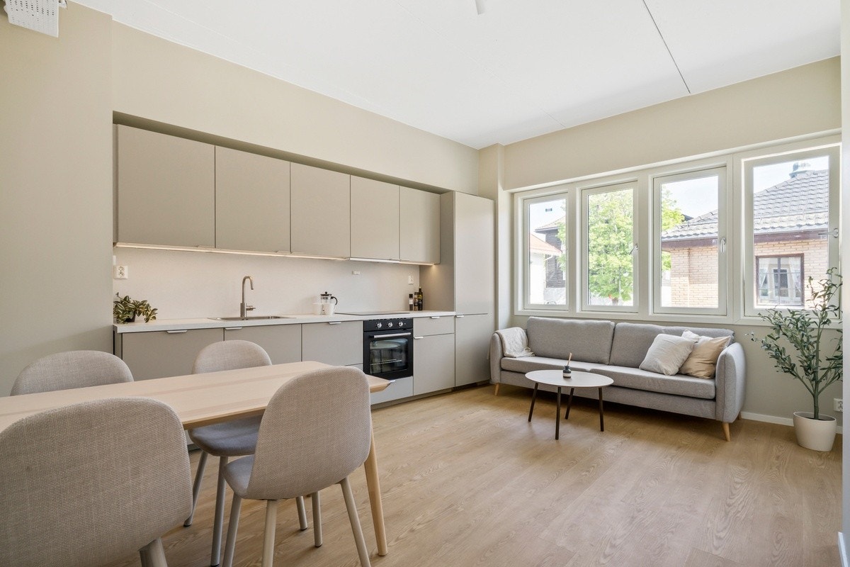 Samsa Eiendom Kongsbergs største private utleier lanserer nå Kongsberg råeste leilighet, kun 10 meter fra Campus. Perfekt for studenter og unge i arbeid som ønsker å bo sentralt, moderne og med kort vei til alt! Galleribilde