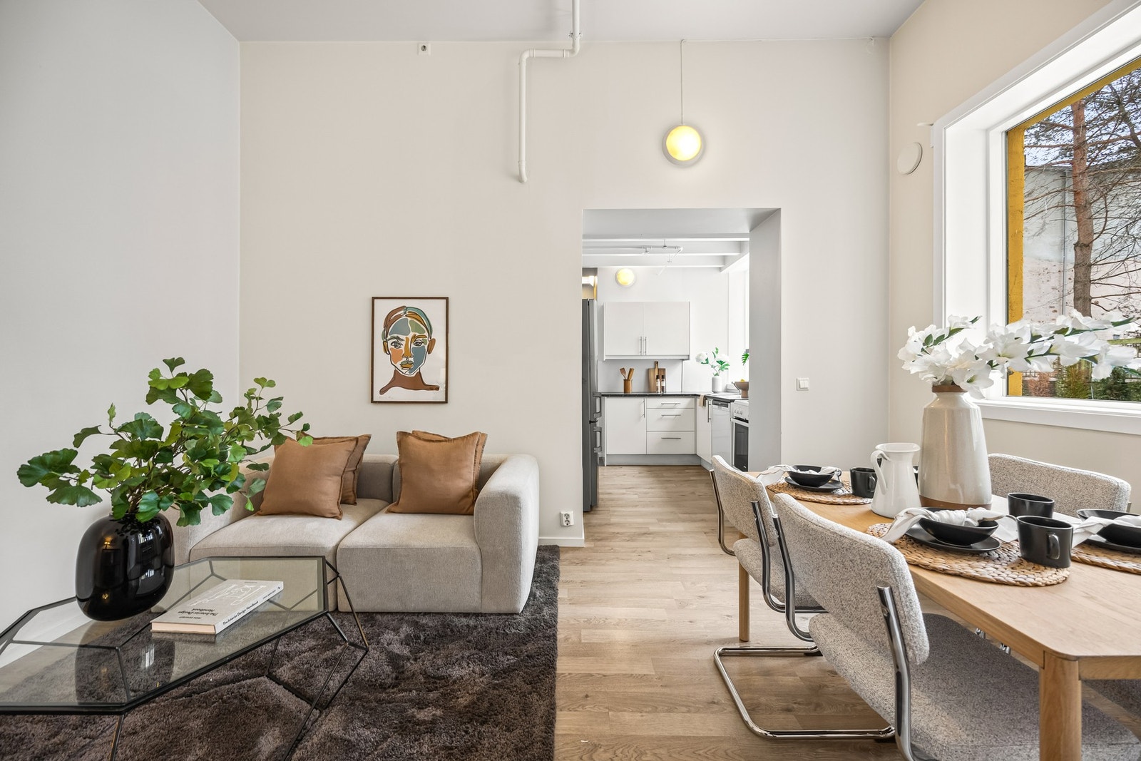 Stuen kan naturlig inndeles i en spiseseksjon og en Tv-stue. Galleribilde