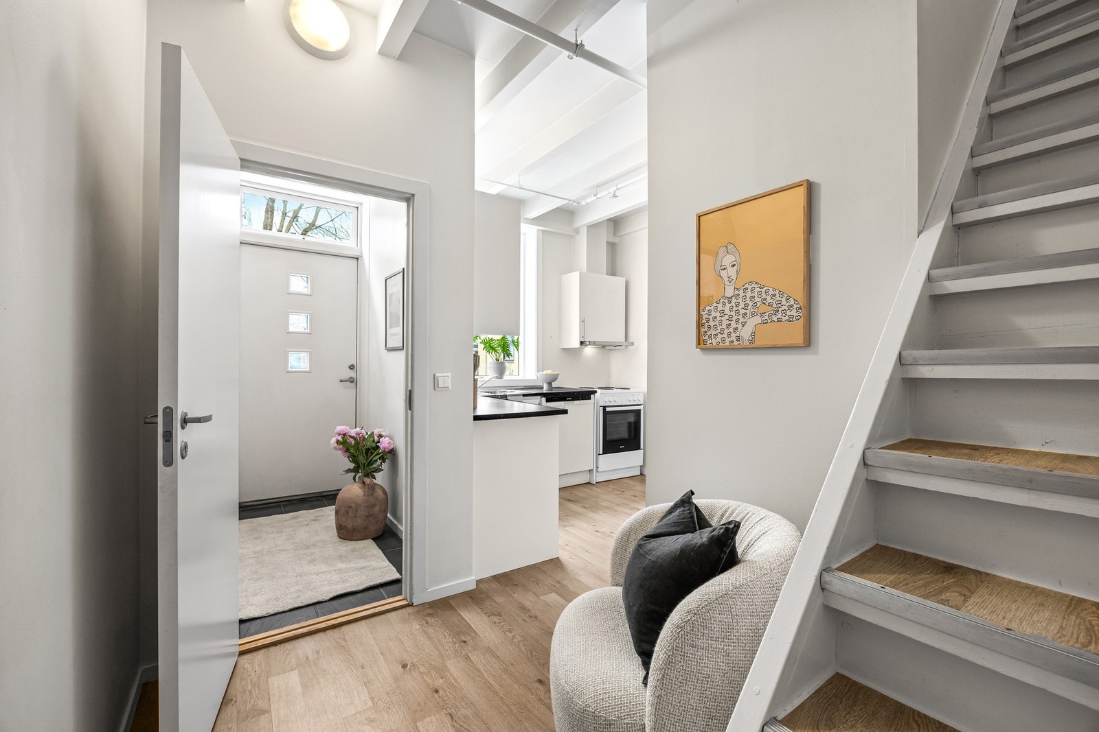 Resterende del av første etasje består av kjøkken, stue og baderom. Galleribilde