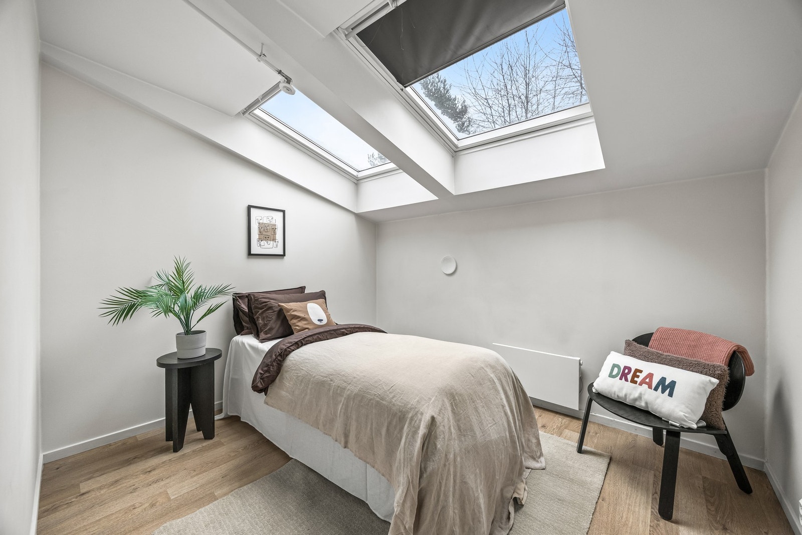 Soverom 1 er innredet med enkeltseng og nattbord. Mulighet for å sette inn garderobeskap eller kommode. Galleribilde