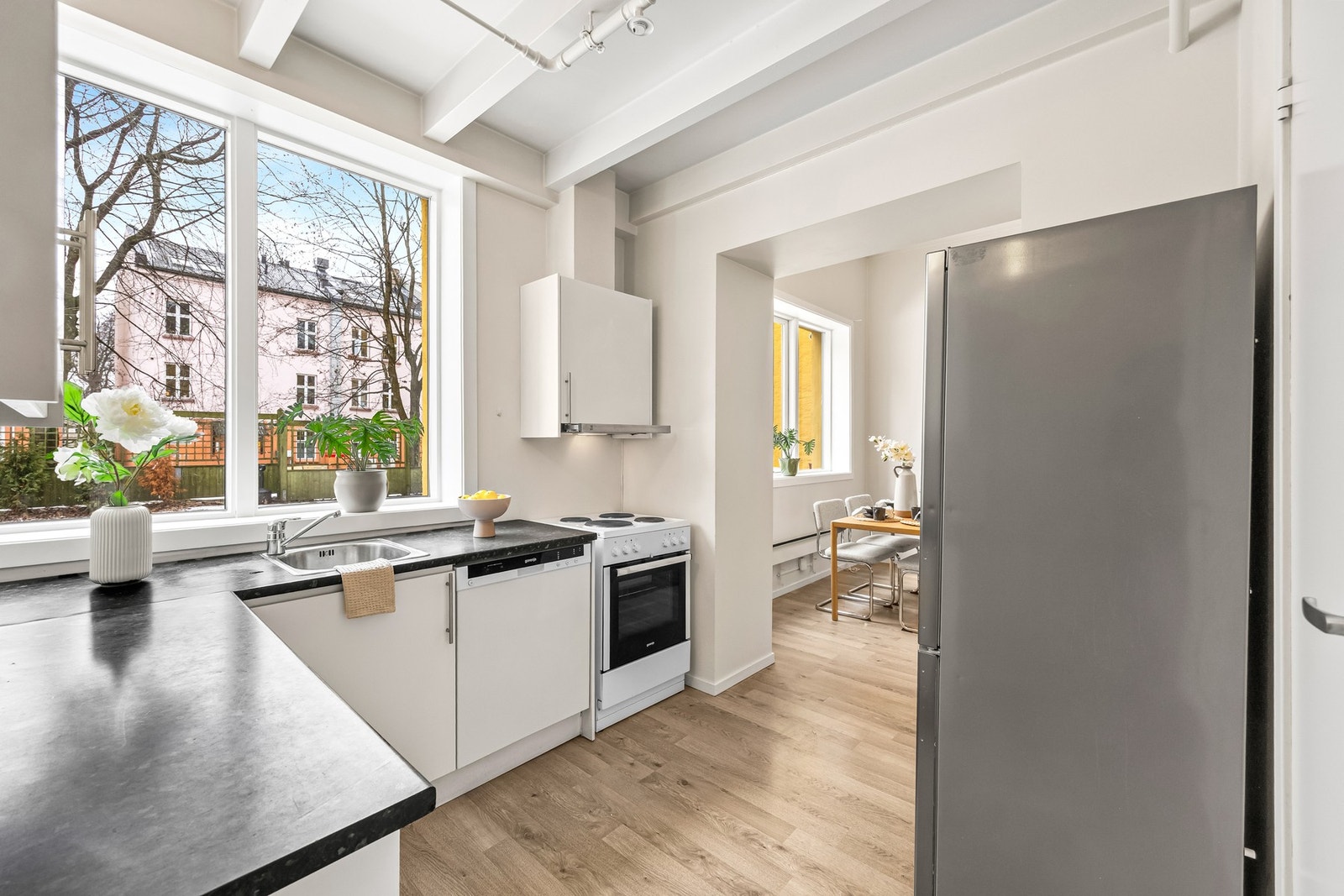 Delvis åpen kjøkken- og stueløsning. Galleribilde