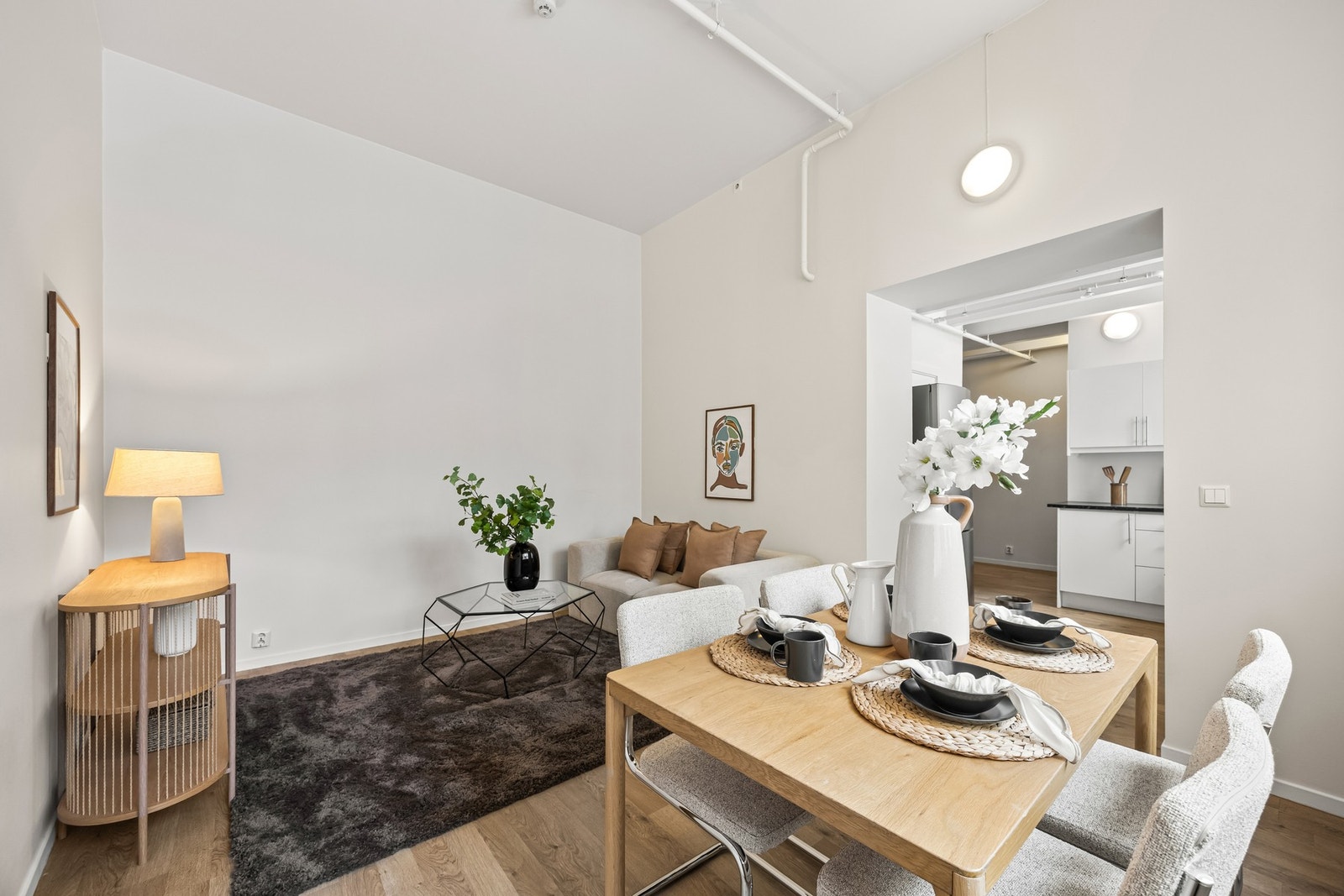 Innred gjerne med spisemøblement, hjørnesofa, Tv-møblement og annet interiør. Galleribilde