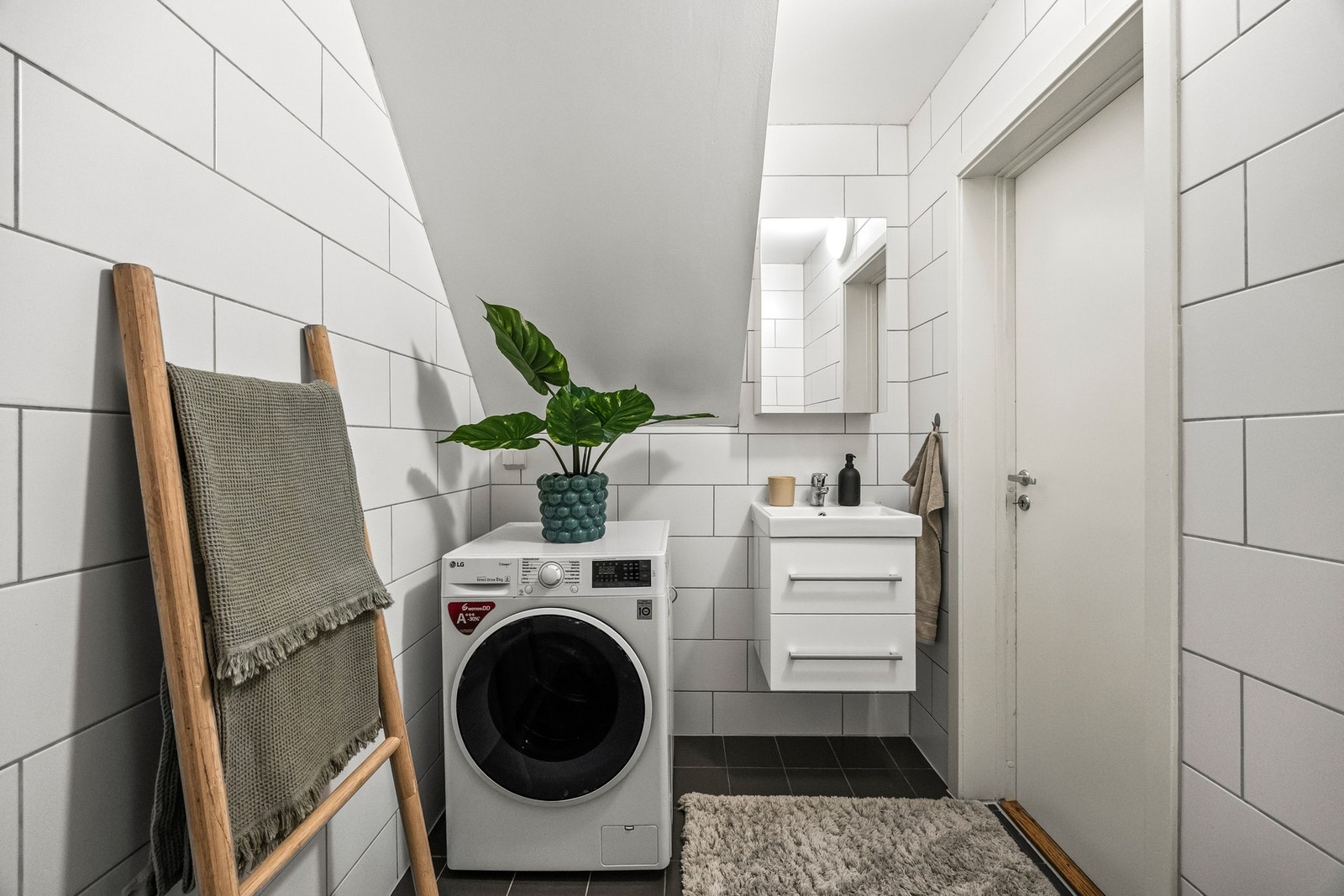 Badet ligger i 1. etasjen og har flislagte gulv og vegger. Varmekabler i gulvet. Galleribilde