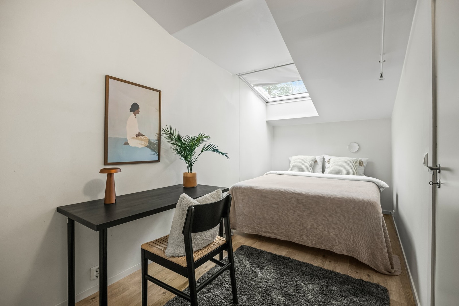 Det andre soverommet er innredet med dobbeltseng og skrivebord. Galleribilde