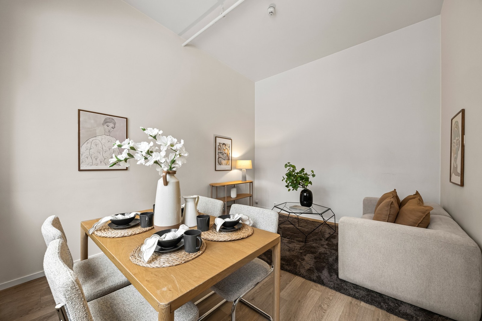 Stuen har delvis åpen kjøkkenløsning. Galleribilde