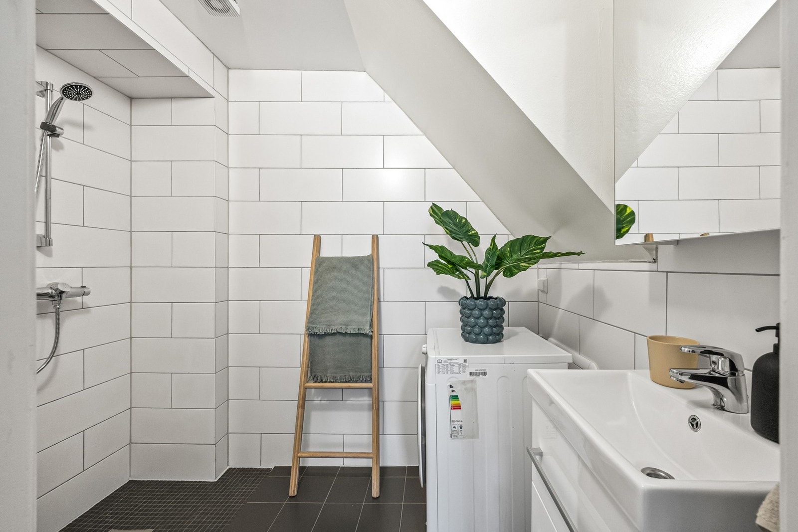 Det er innredet med servant, speil, vegghengt toalett og dusj. Galleribilde