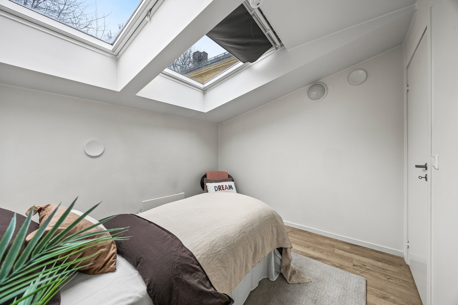 Takvinduene bistår med naturlig lysinnslipp og ingen gjenboere som kan titte inn. Galleribilde