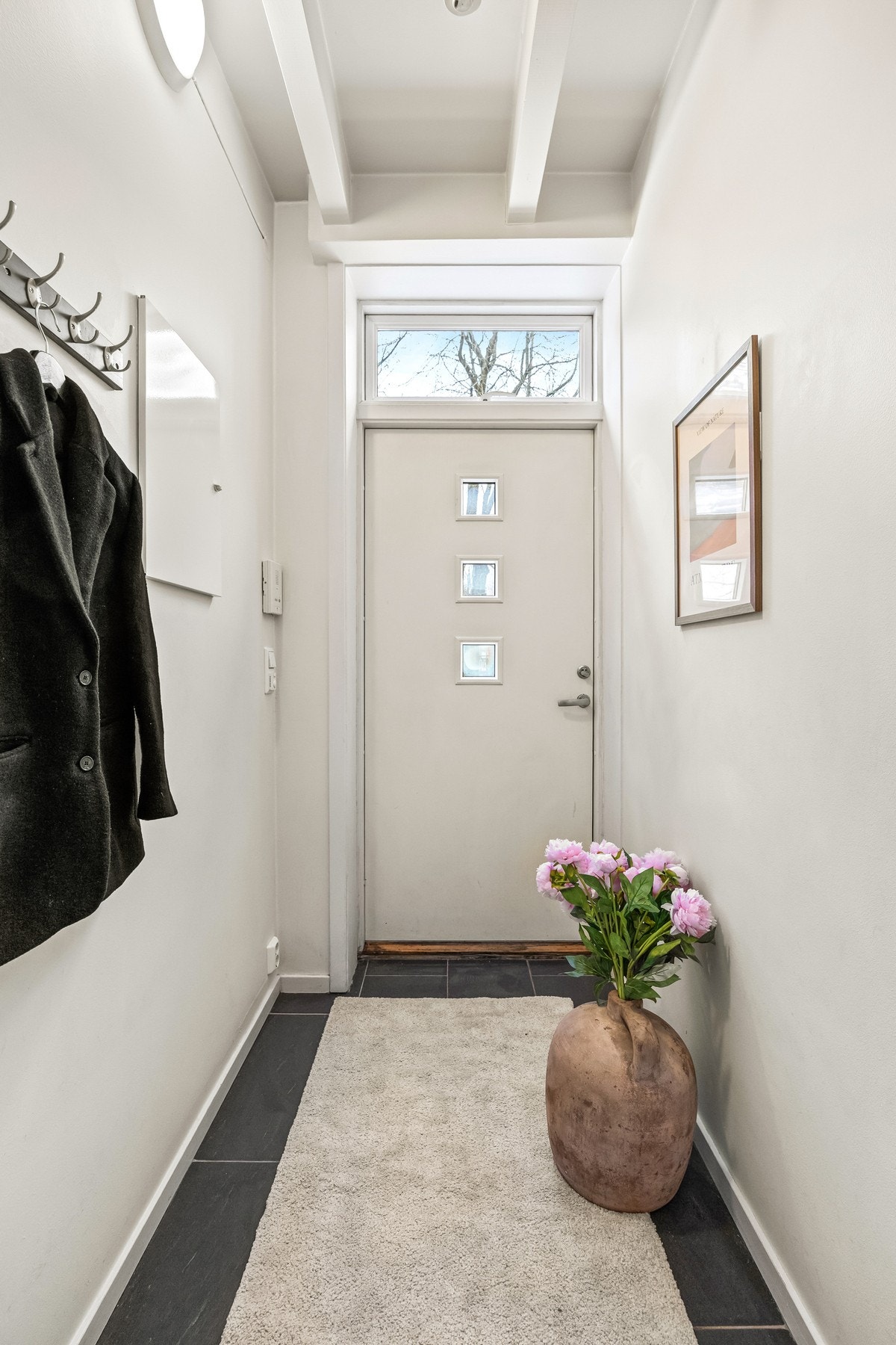 Egen inngang fra fellesbakgård og inn til entréen. Galleribilde