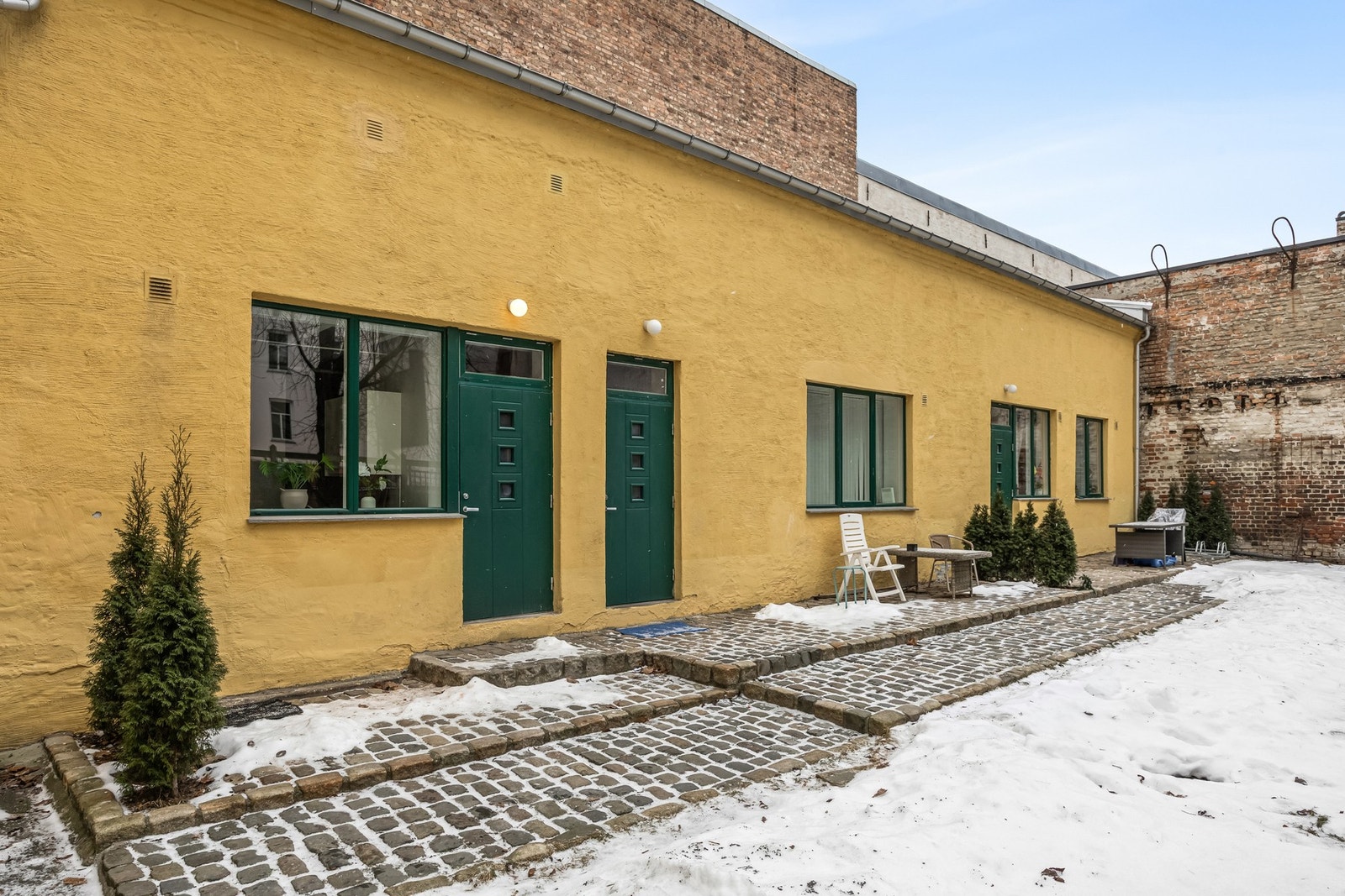 Fasade og inngangsparti til leiligheten. Galleribilde