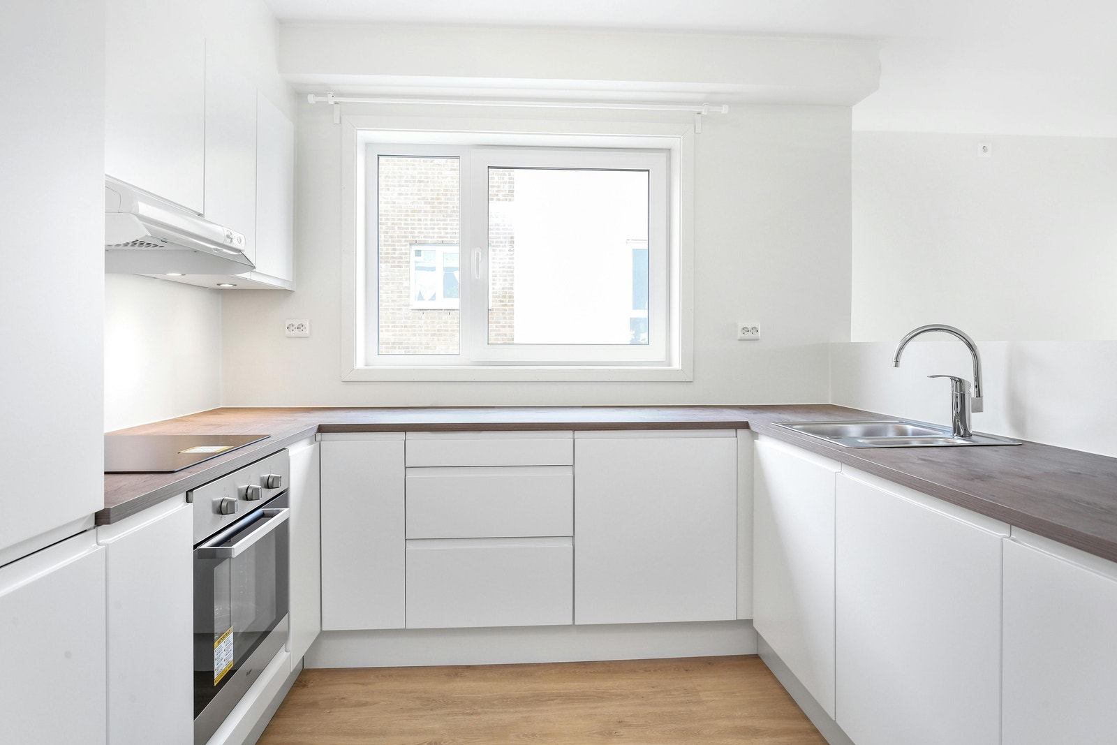 Sosialt kjøkken med god oppbevaringsplass Galleribilde