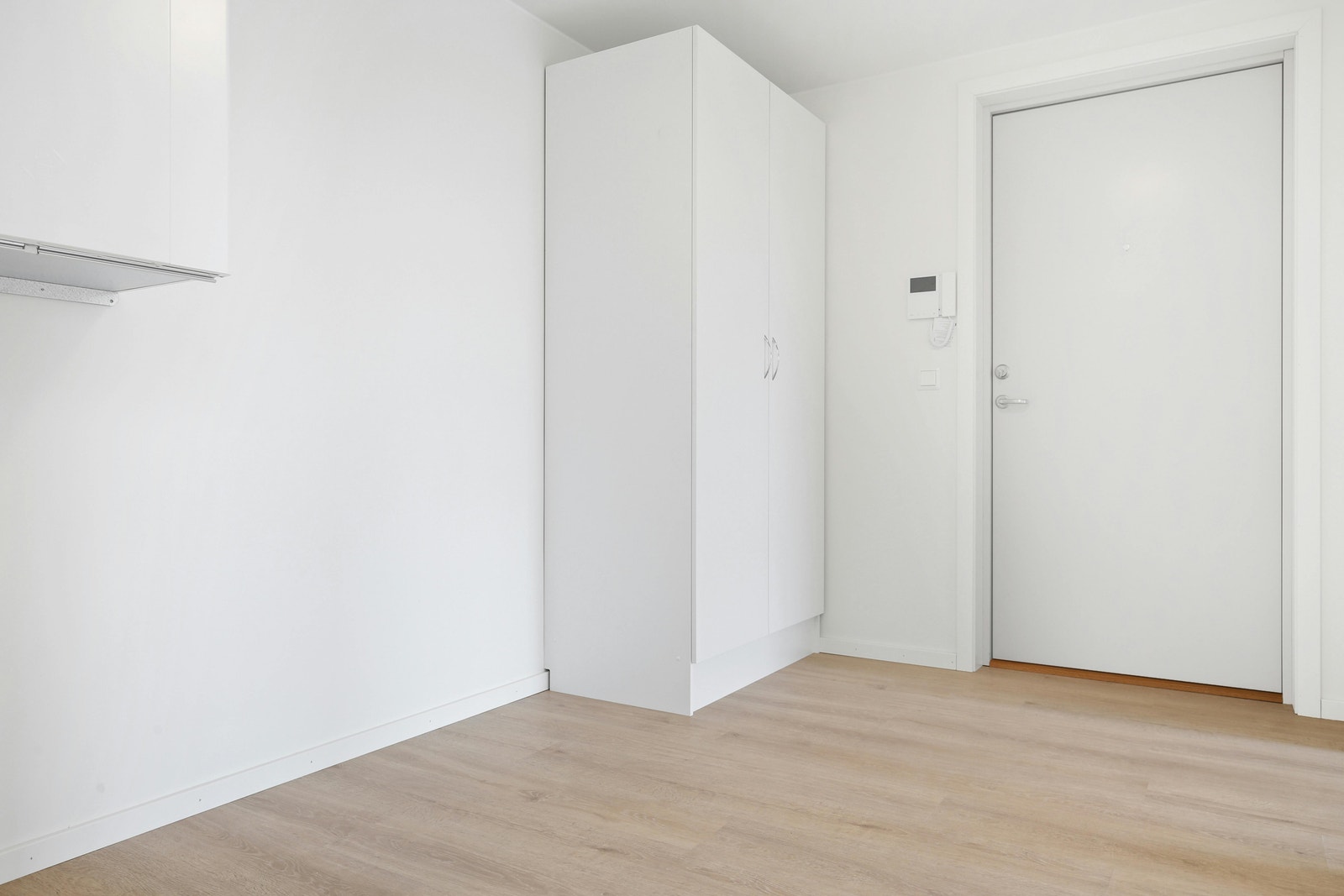 Romslig gang med plass oppbevaring Galleribilde