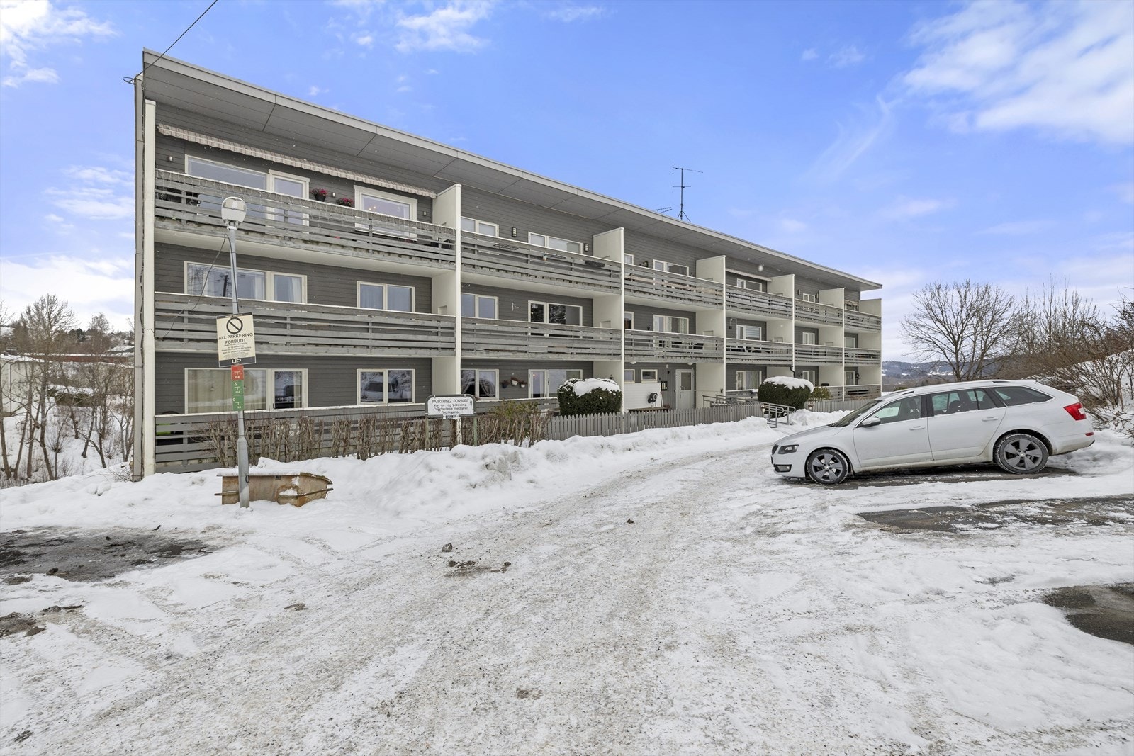 Det er rikelig med fritt disponible biloppstillingsplasser utendørs. Galleribilde