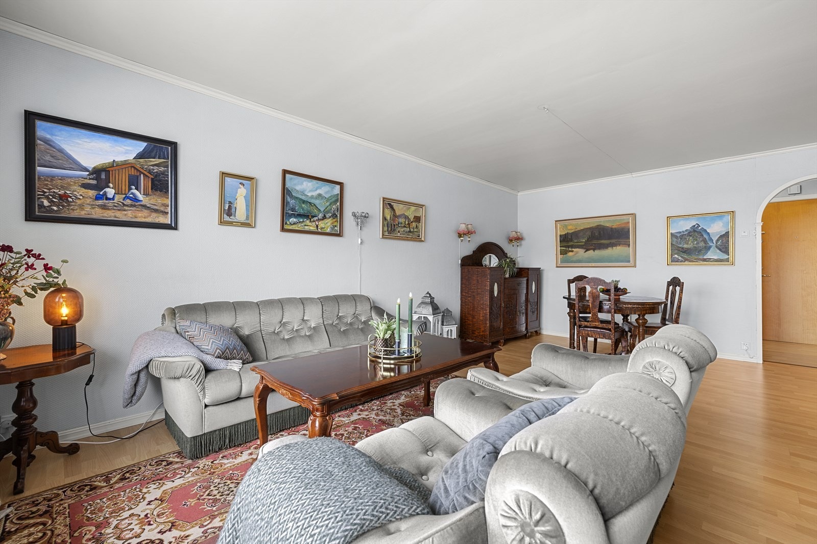 Rommet har god plass til både sofa- og spisegruppe. Galleribilde