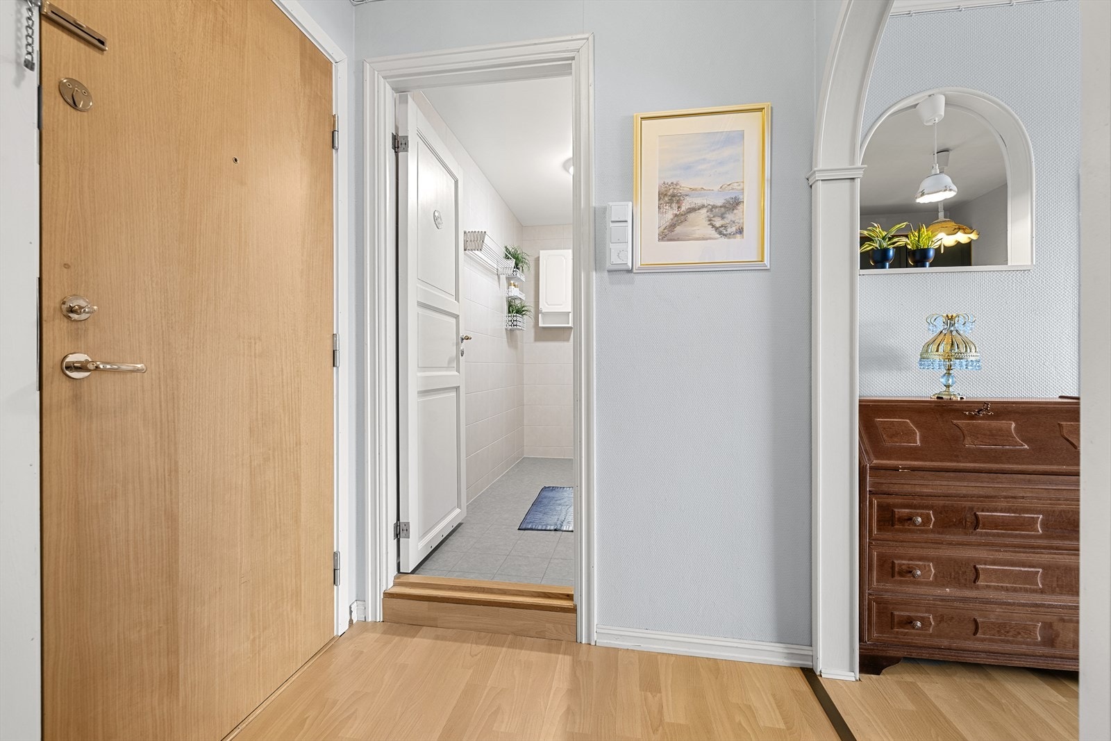 Leiligheten ligger i tredje etasje med adkomst via felles trappegang. Entréen er lys og romslig med lysmalte vegger. Galleribilde