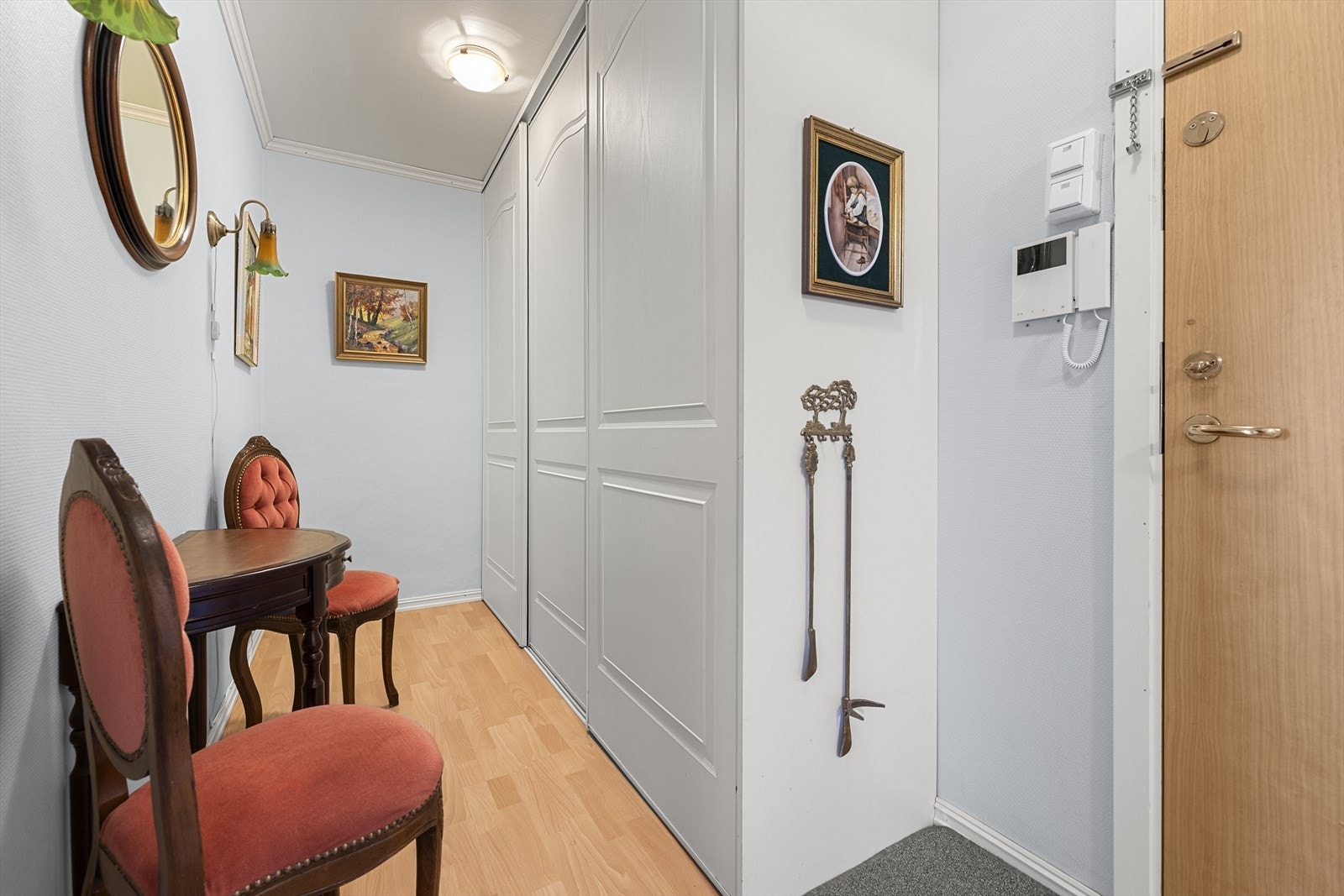 Callinganlegg med kamera gjør det enkelt å betjene hoveddøren, og et rom med rikelig skapplass sørger for god oppbevaring og orden. Galleribilde