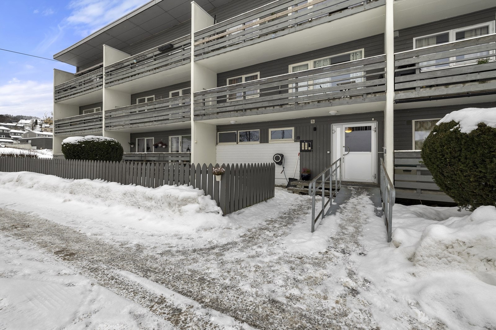 Boligsameiet består av 97 boligseksjoner og har felles eiet tomt. Fellesarealene er opparbeidet med asfalterte adkomstveier, plenareal, trær og diverse beplantning. Lekeplass, sittegrupper og sykkelparkering. Galleribilde