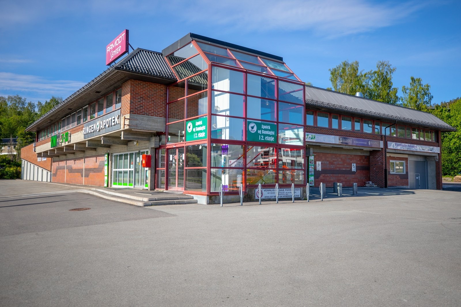 Dagligvarehandelen kan gjøres enkelt hos blant annet Kiwi Fjerdingby, Kiwi Slynga, Coop Extra Buholen og Joker. For et bredere servicetilbud ligger boligen nært Lillestrøm sentrum. Galleribilde