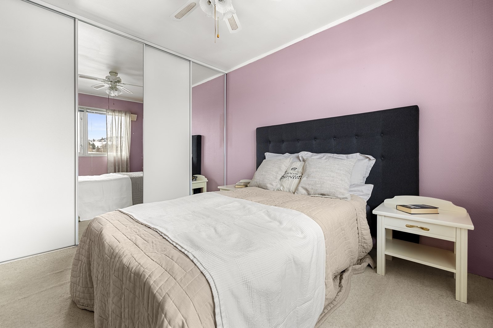 Store vindusflater slipper inn rikelig med naturlig lys som skaper en behagelig atmosfære. Galleribilde