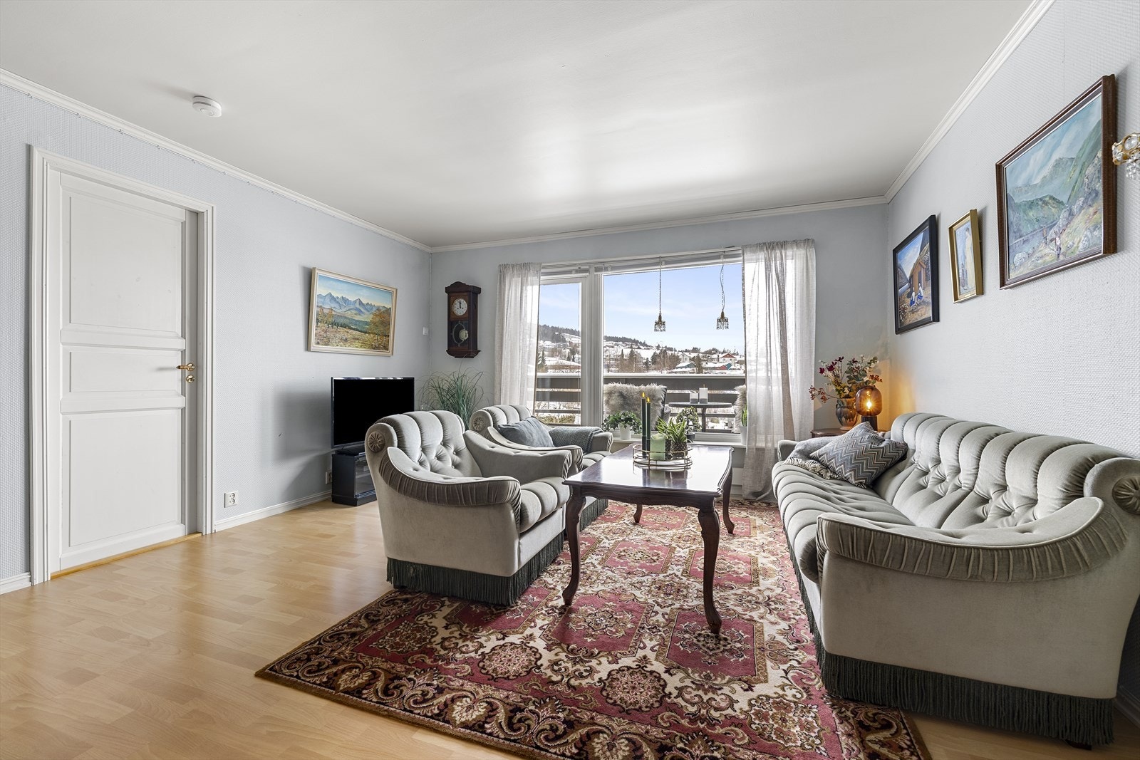 Store vindusflater slipper inn rikelig med naturlig lys, og fra stuen er det utgang til en solrik balkong med minimal innsyn. Galleribilde