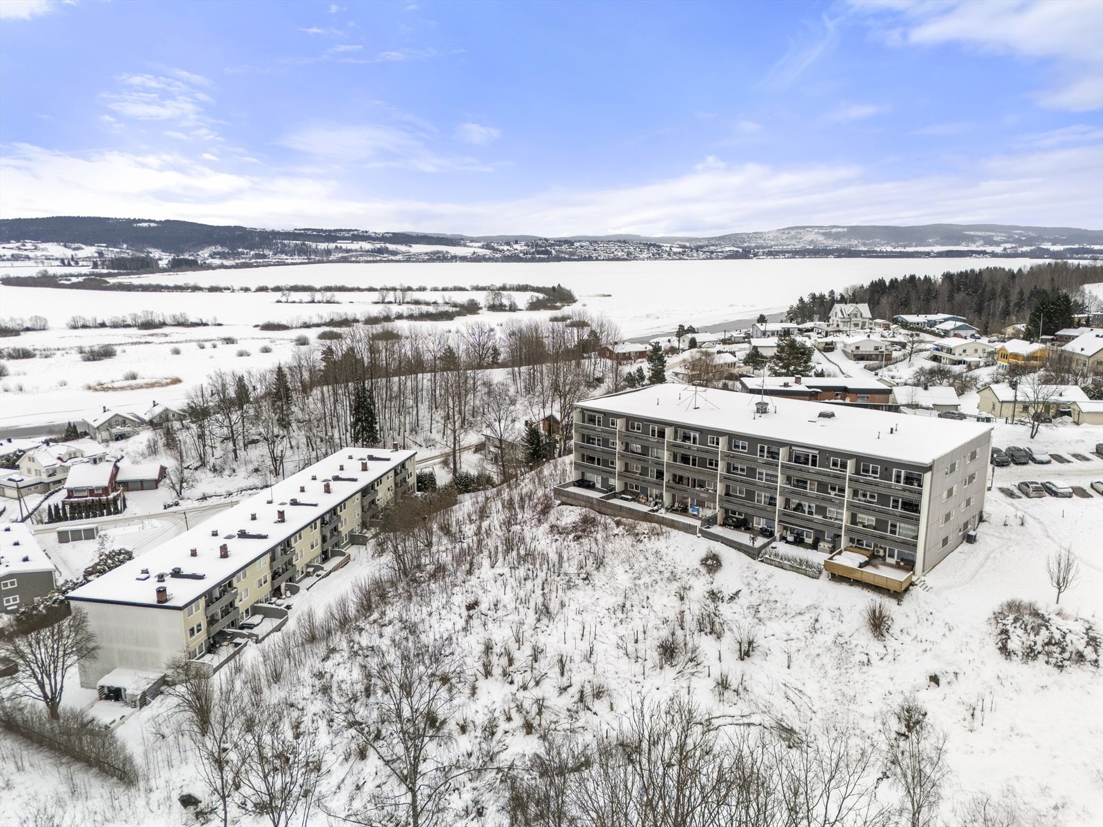 Sundenga 15 ligger i et veletablert og rolig område på Fjerdingby i Rælingen kommune. Nabolaget er barnevennlig, med flott utsikt og nærhet til Øyeren, hvor det er muligheter for fiske og båtliv. Galleribilde