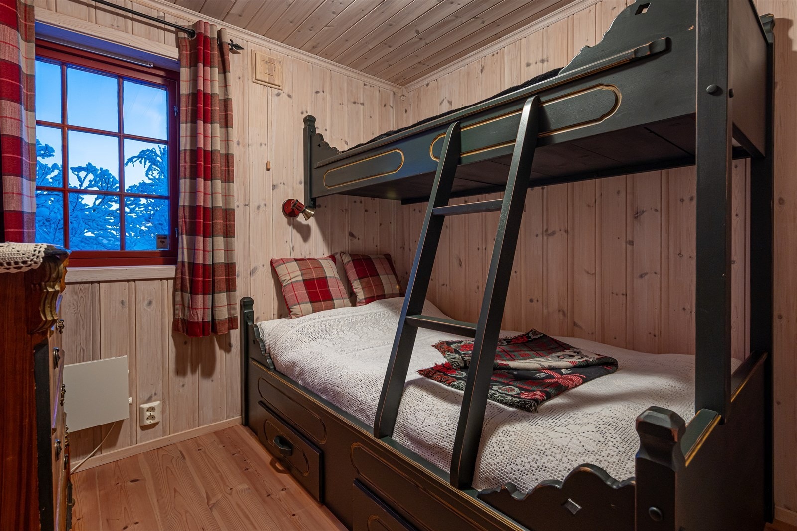 Soverom to med familiekøye Galleribilde