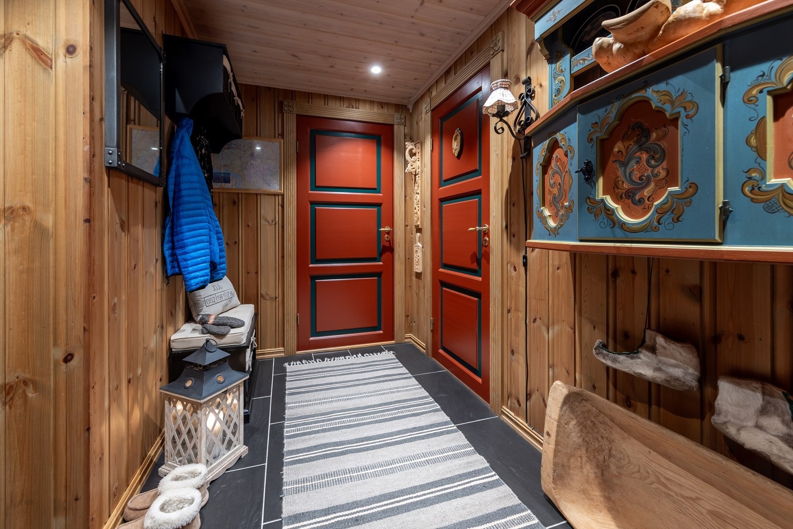 Velkommen inn. Praktisk med inngang til tørk/bod og separat WC Galleribilde