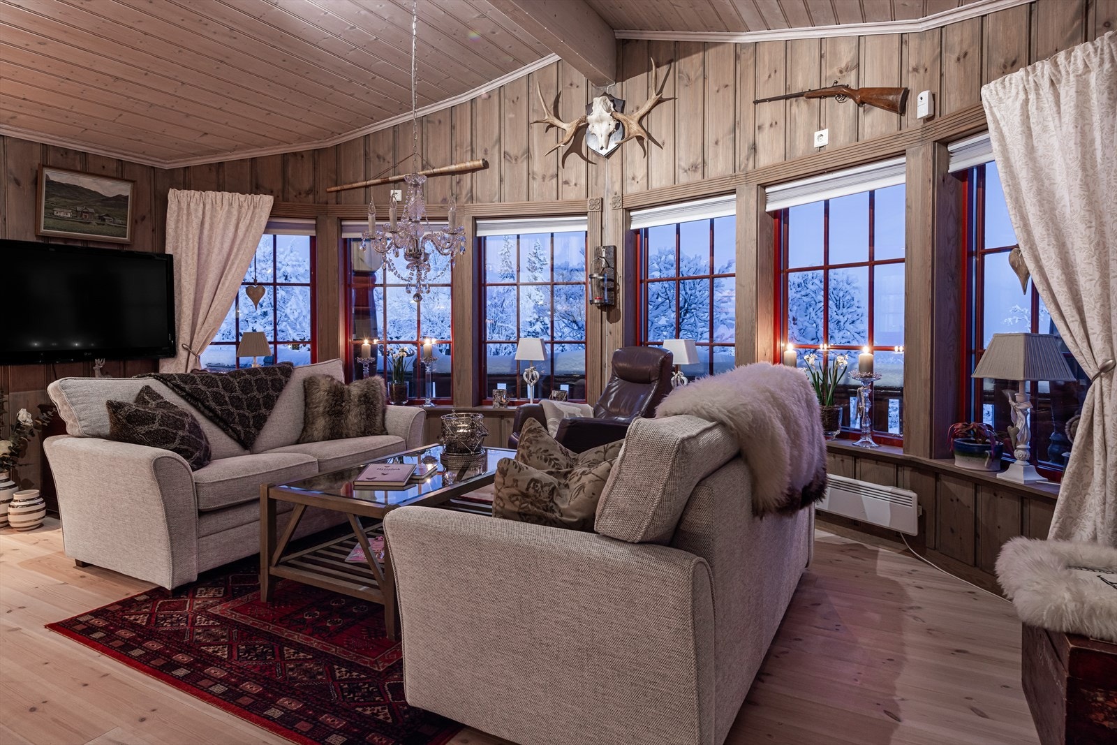 Hytta har et unik særgreg med en buet front for optimalt samspill mellom ut og innemiljøet Galleribilde