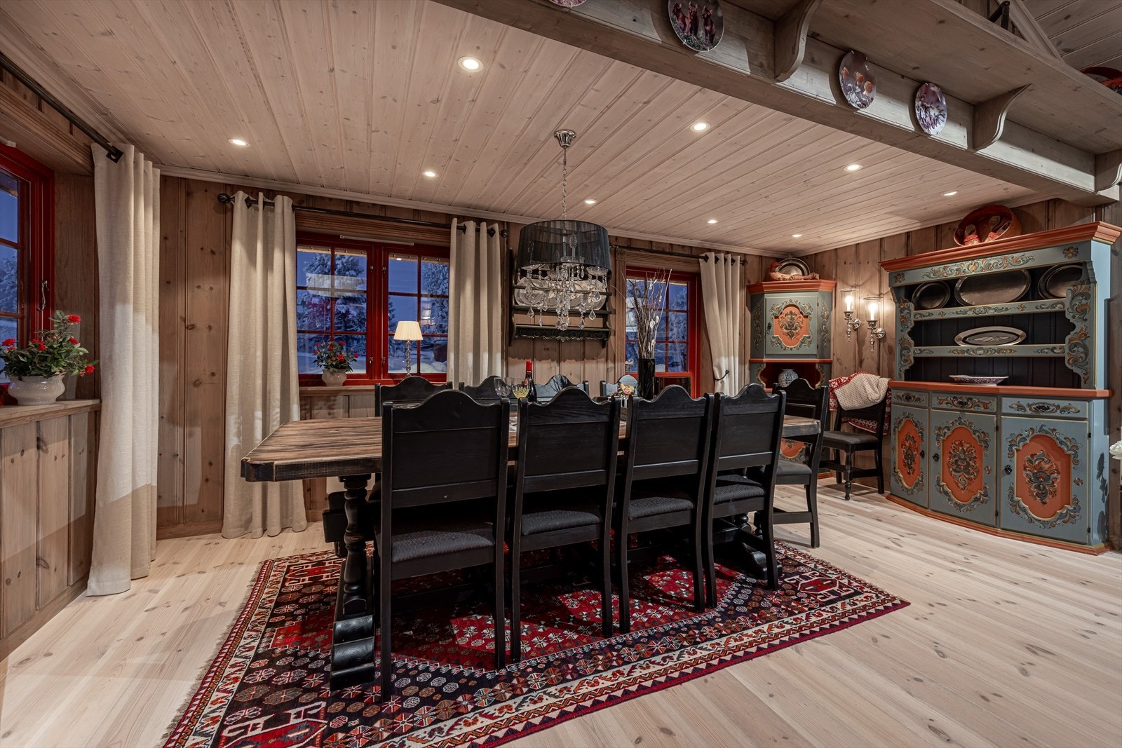 Plass til generøst spisebord og egen utgang til terrassen. Her kan venner og familie samles for hyggelige lag Galleribilde