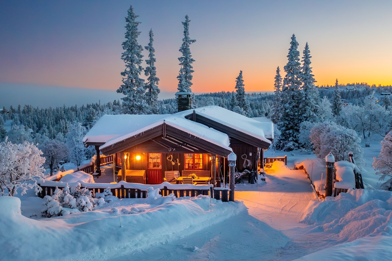 Kvalitetshytte bygget i grove dimensjoner. Skap for å vare. Her har du umiddelbar tilgang til løypenettet på Nesfjellet rett utenfor døren Galleribilde