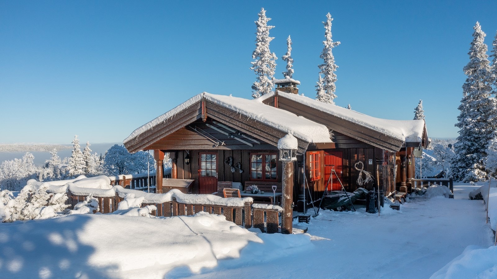 Hytta ligger fint på et platå med nydelig utsikt. Høyt og luftig Galleribilde