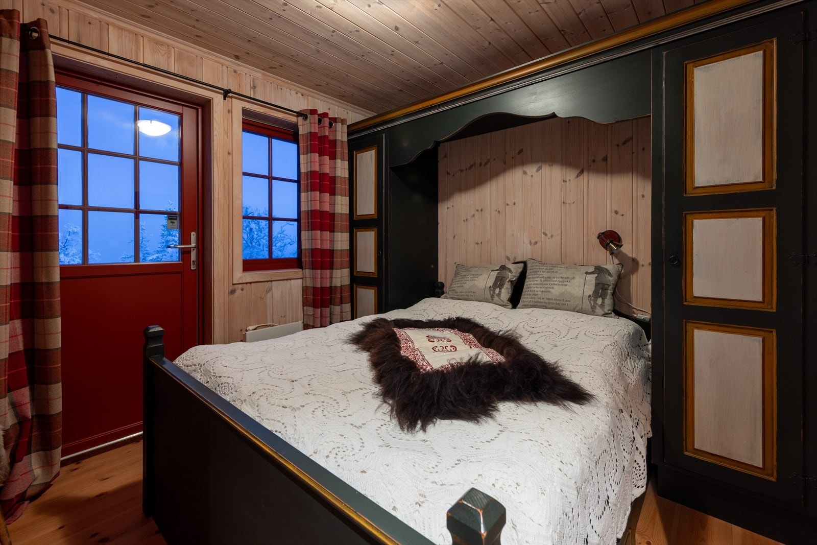 Hovedsoverommet med utgang til terrassen som strekker seg rundt hytta Galleribilde