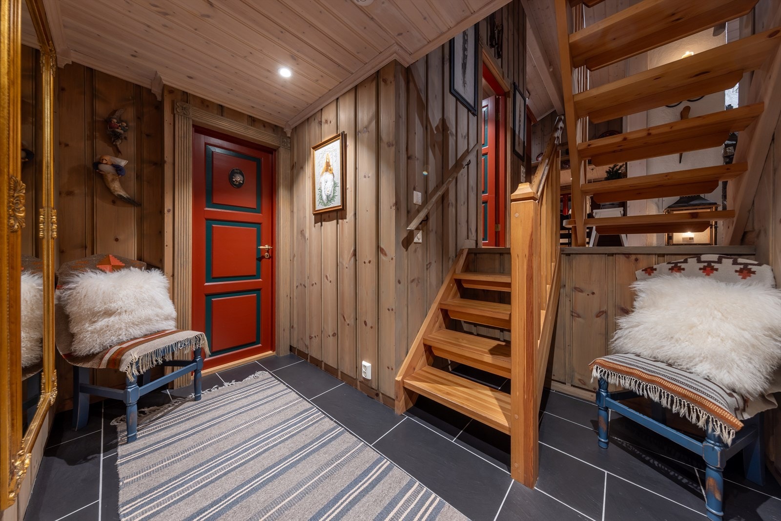 Halvetasje ned kommer du til soveromsavdeling med tre soverom og bad Galleribilde