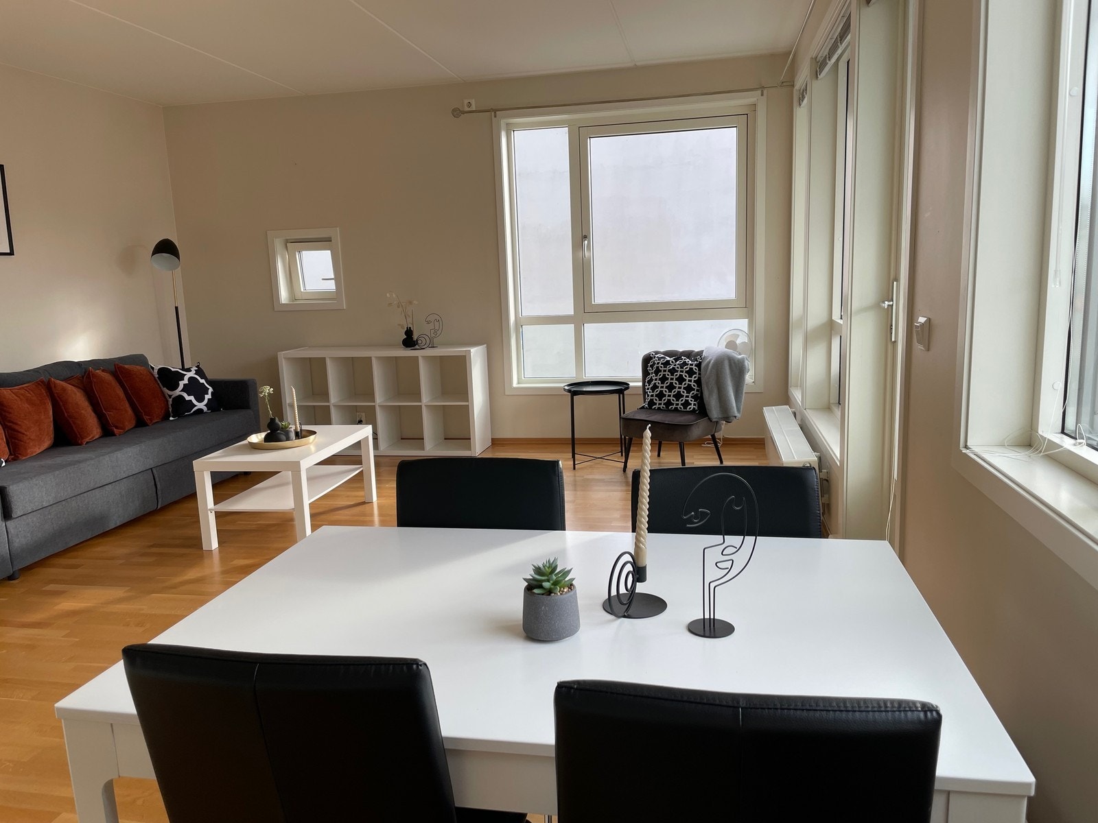 Stue/spiseplass Galleribilde