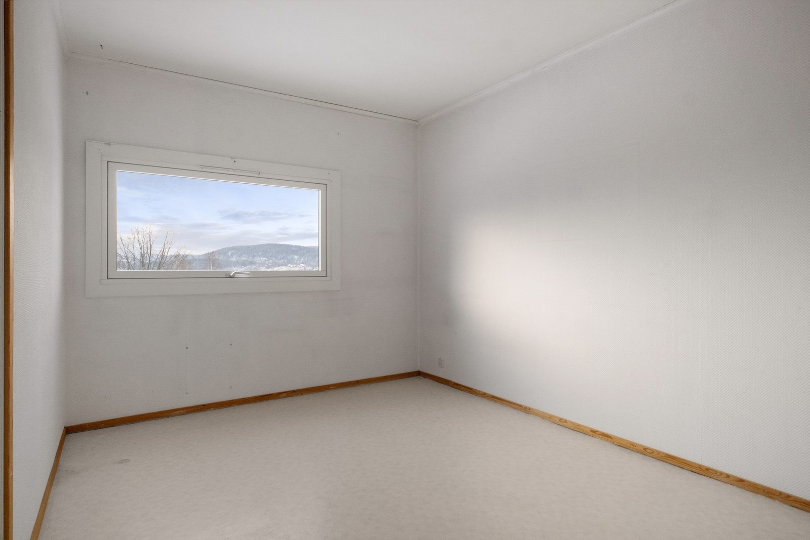 Videre inn fra kjøkkenet ligger leilighetens soverom, et romslig rom med god plass til seng og øvrig inventar Galleribilde