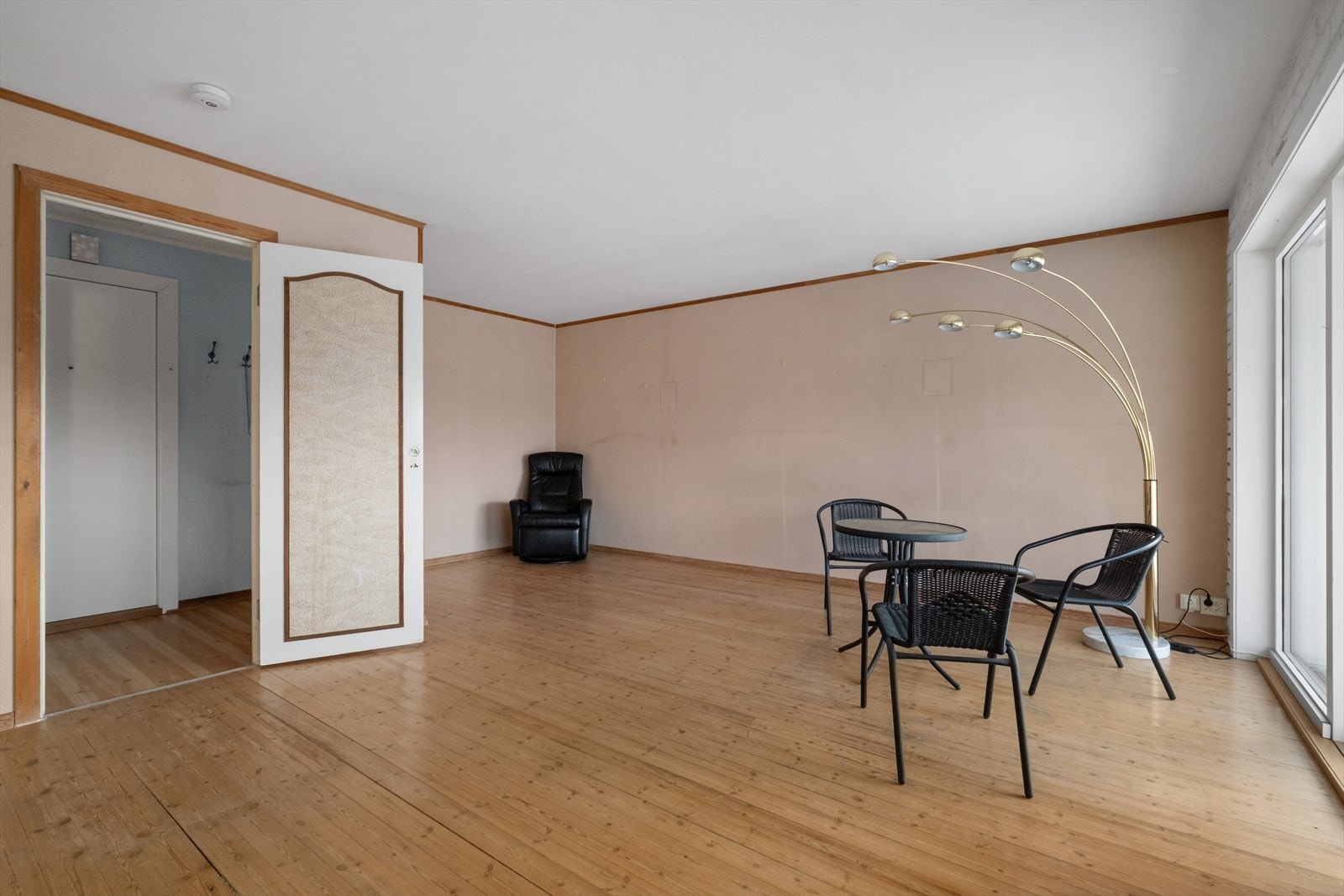 Romslig og lys stue med god plass til diverse møblement Galleribilde