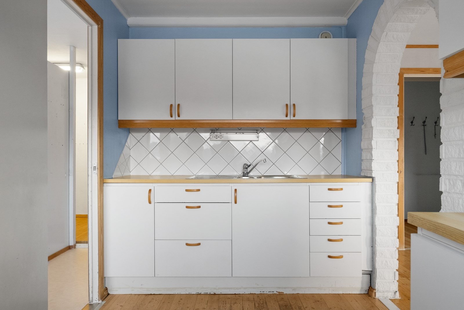 Praktisk og gjennomgående kjøkken med rikelig skapplass og gode oppbevaringsløsninger Galleribilde