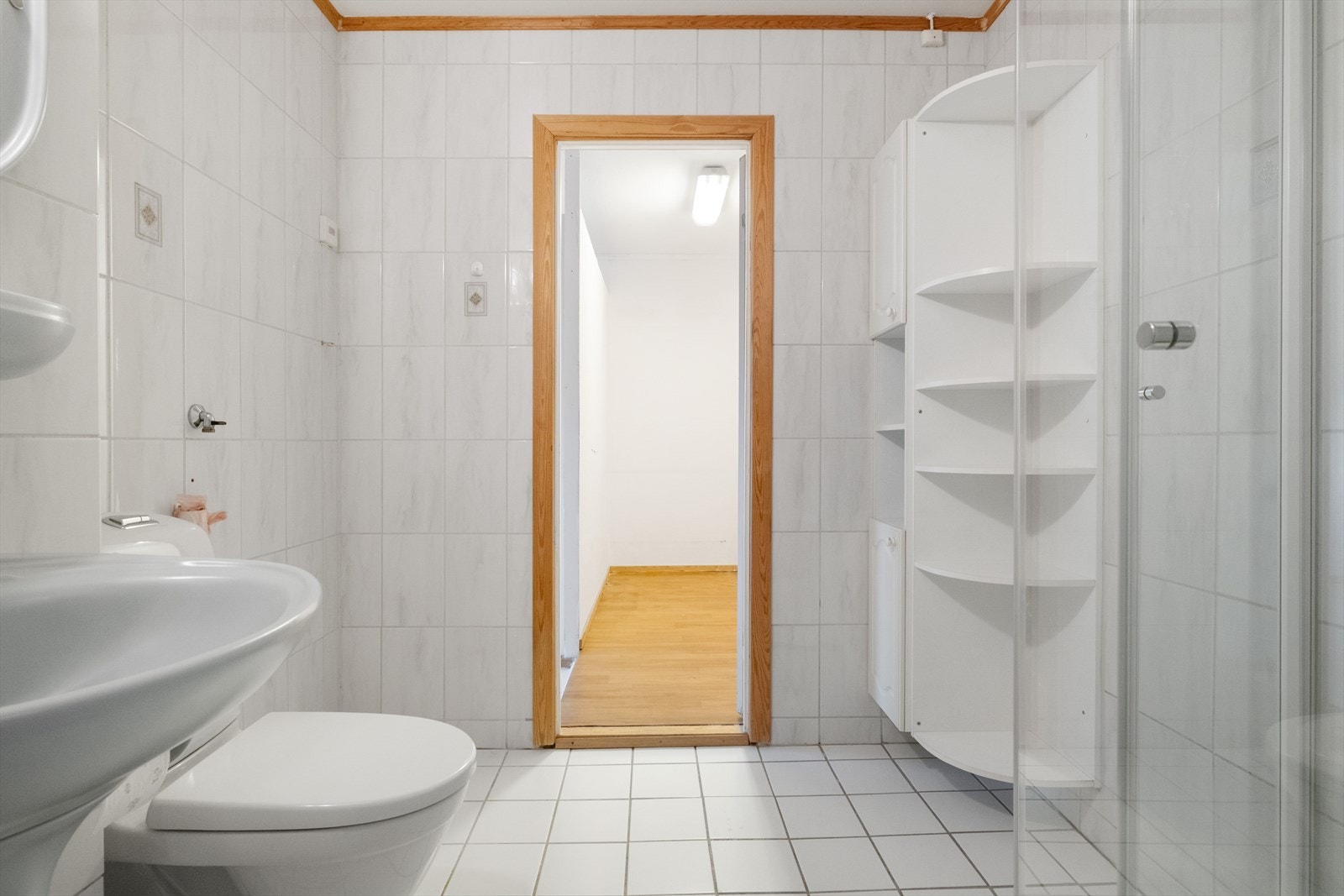 Videre gjennom baderommet finner man igjen entréen Galleribilde