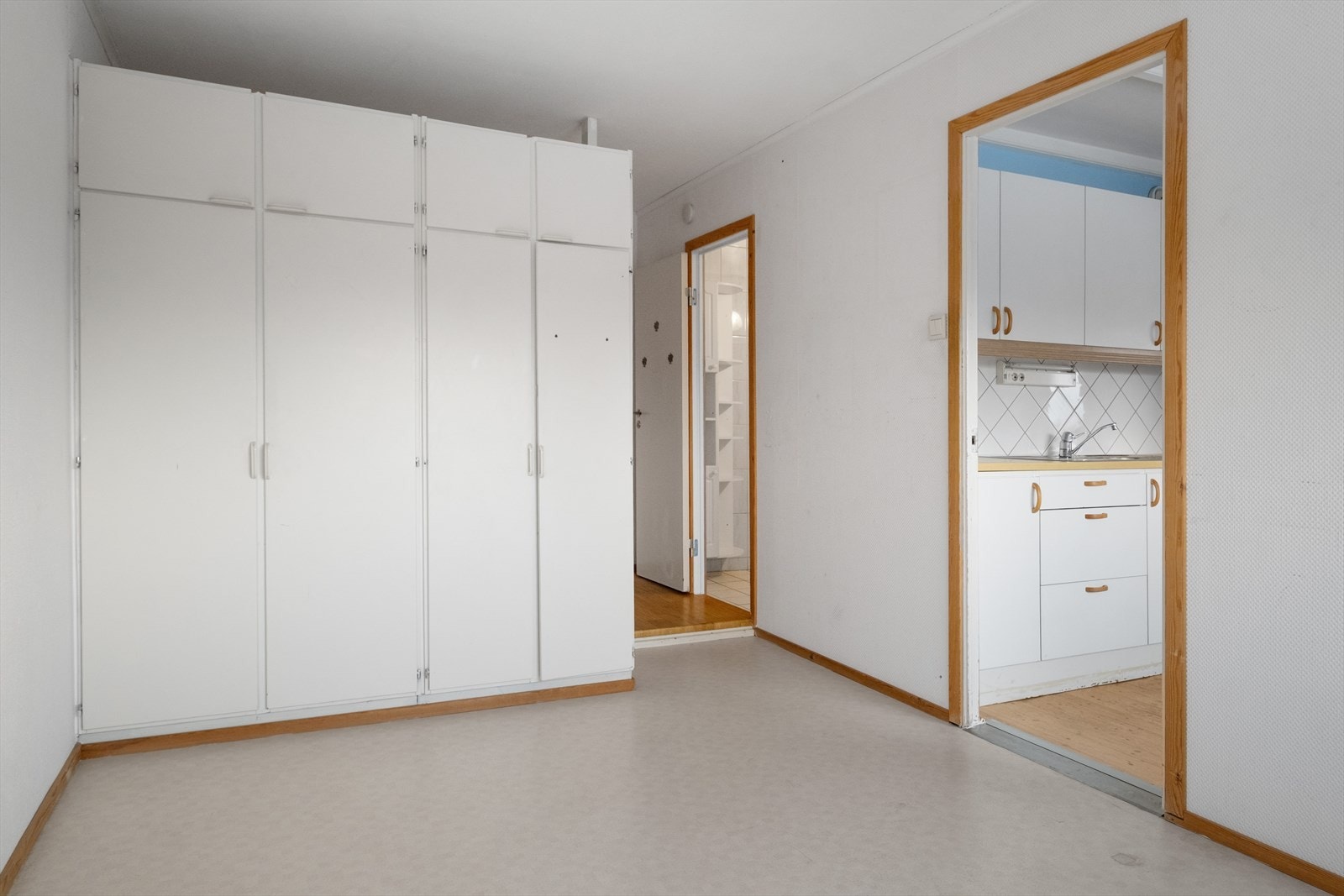 På soverommet er det allerede oppsatt skap. Denne fungerer også som en slags skillevegg til dagens hobbyrom/garderobe Galleribilde