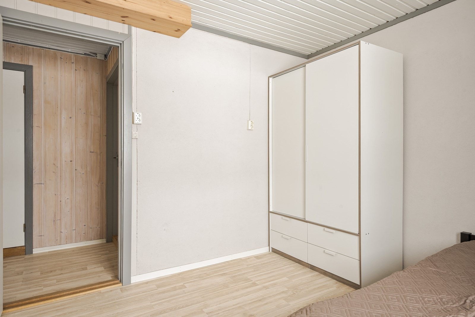 Rommet er i byggetegninger definert som tørkerom. Det er ikke kjent med at det er søkt om bruksendring for nevnte areal/rom. Rommene er derfor ikke godkjent for varig opphold. Se pkt. "Ferdigattest/brukstillatelse" for mer informasjon. Galleribilde