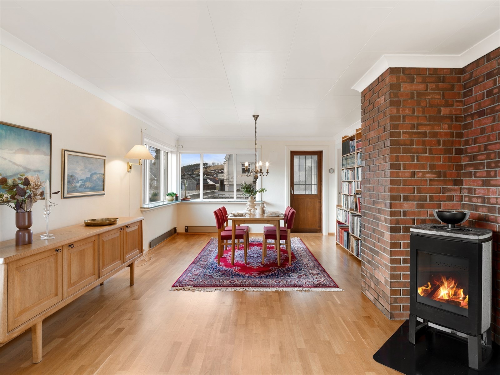 Utgang til terrasse fra spisesonen i stua Galleribilde