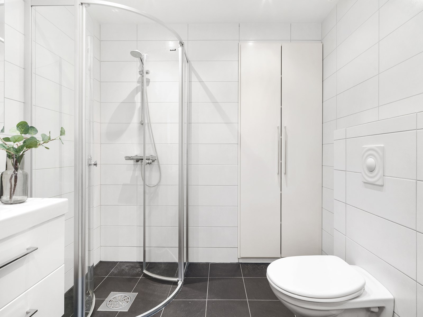 Dusjhjørne, vegghengt wc og vask i seksjon. Arbeidet er utført av Sig.Halvorsen. Galleribilde