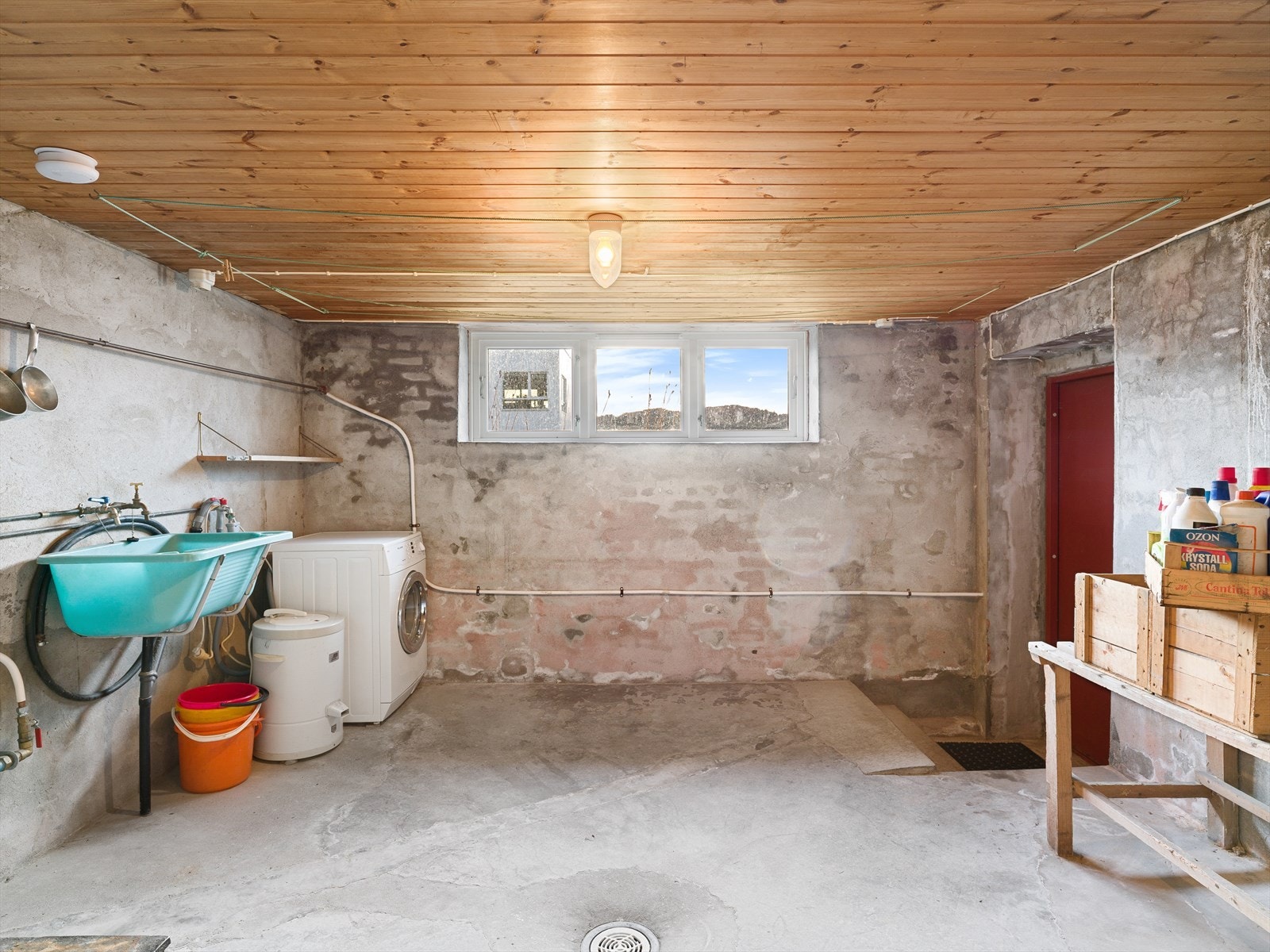 Vaskekjeller med direkte utgang til garasjen. Galleribilde