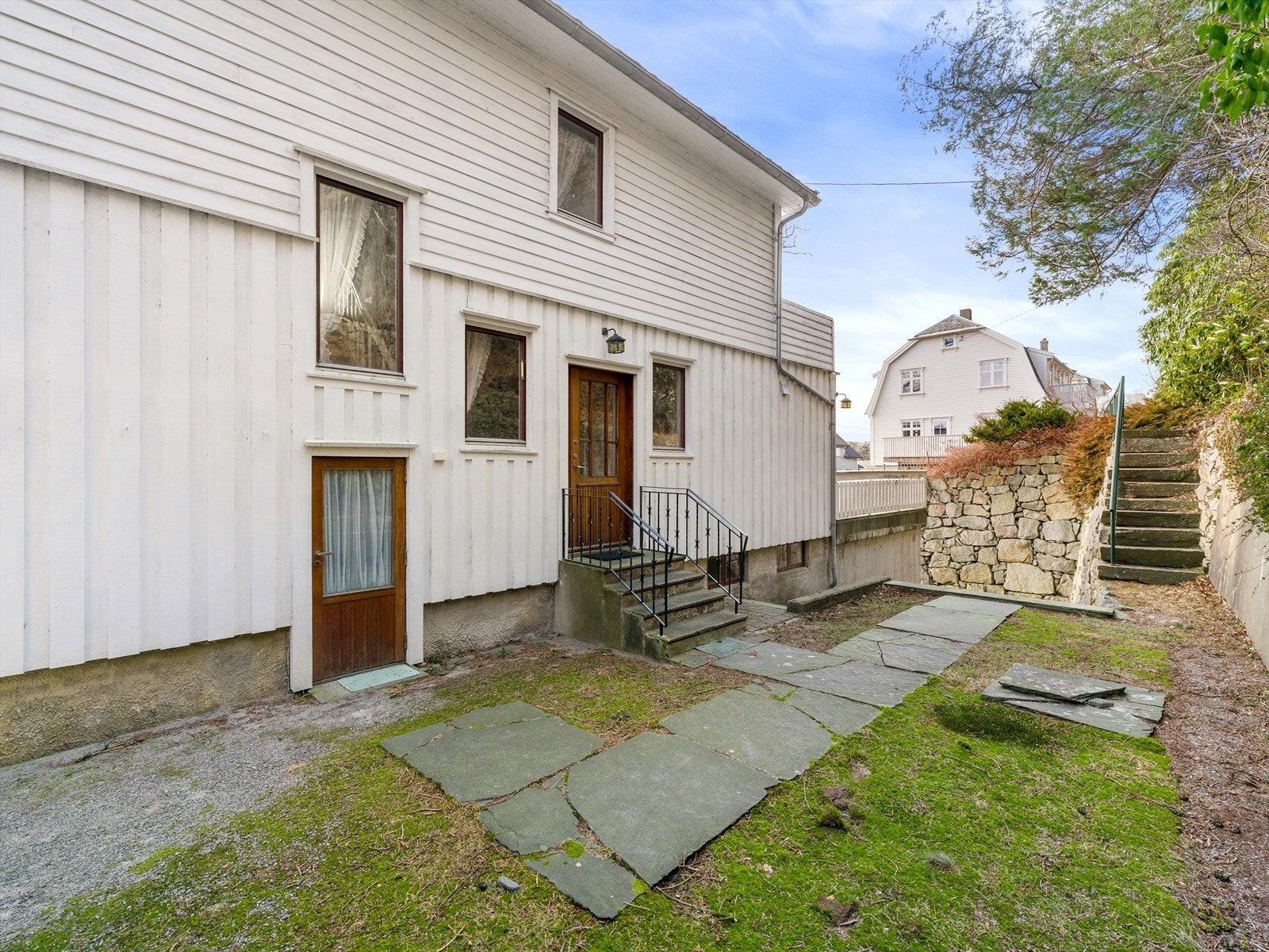 God plass på baksiden av huset. Opparbeidet med murer. Galleribilde