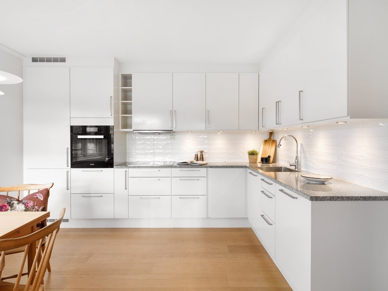 Pent kjøkken fra HTH med veldig god lagringsplass i skuffer og skap. Galleribilde