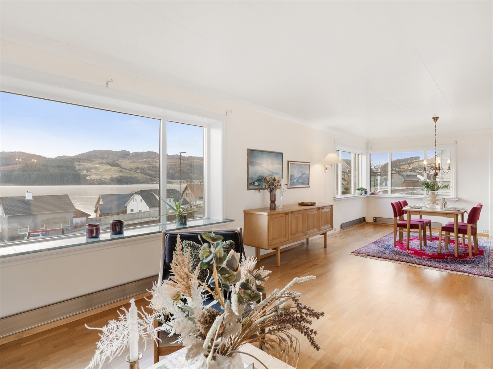 Utsikt til Edlandsvatnet og fjellet. Kun 5 min å gå til nærmeste matbutikk. Bussholdeplass like ved. Meget sentral plassering, men likevel så herlig natur rundt seg. Galleribilde