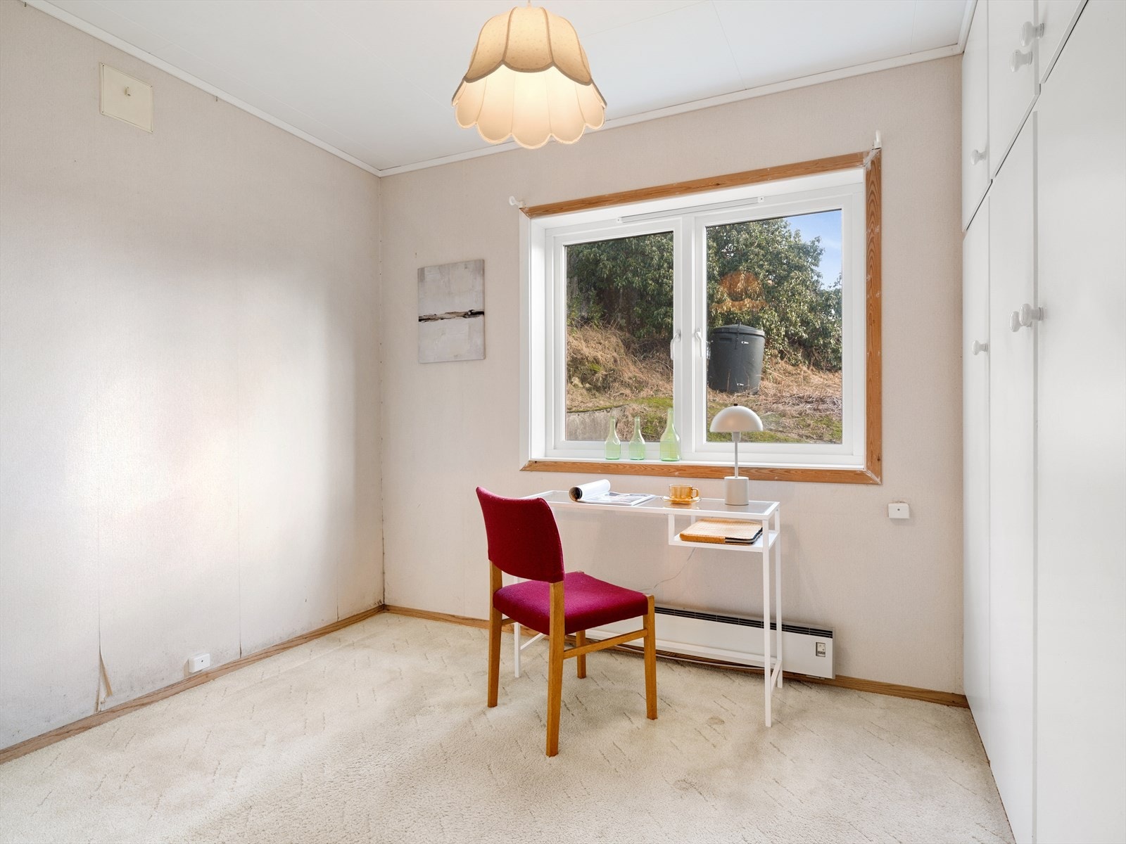 Soverom 1 med lys tapet og teppe på gulv. Garderobeskap Galleribilde