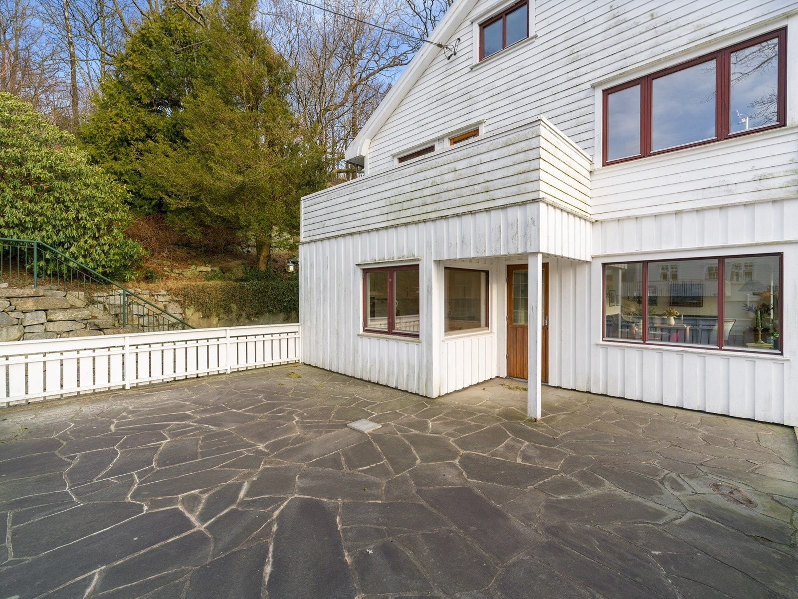 Utgang fra stue til solrikt uteområde Galleribilde