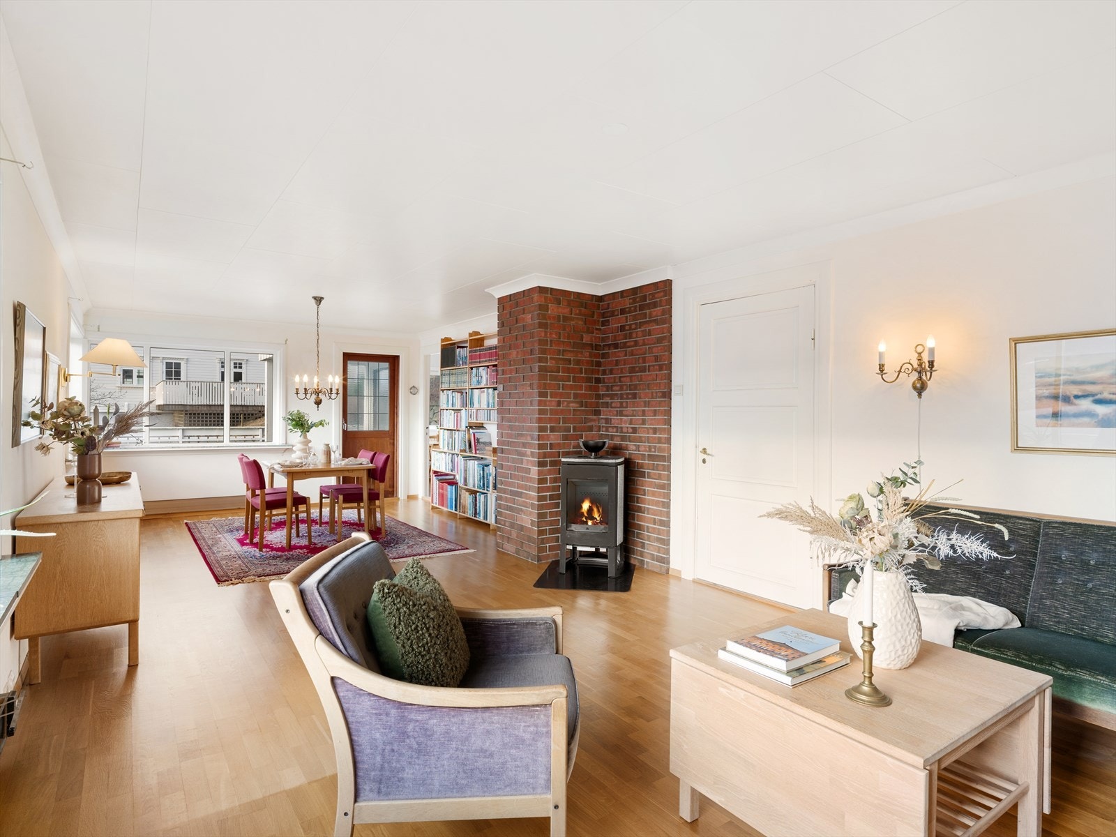 Nyere vedovn med glassdør. Galleribilde