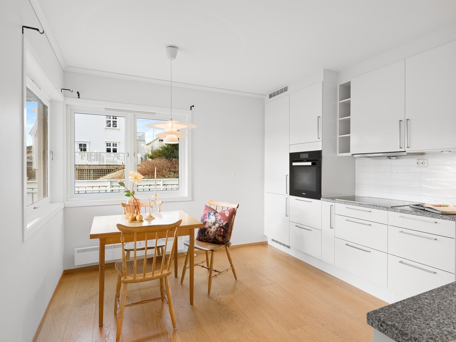 Enstavs eikeparkett på gulv og plass til kjøkkenbord. Galleribilde