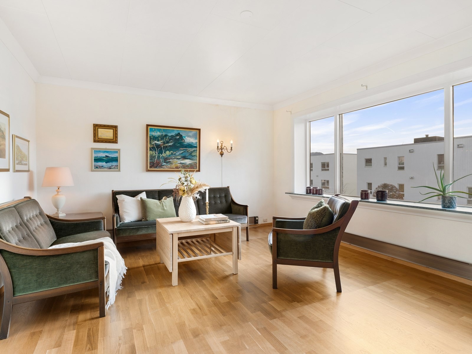 Eikeparkett på gulv og lys vegger Galleribilde